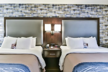 Room, 2 Queen Beds, Non Smoking, Ground Floor