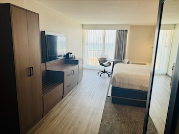 Standard Room, 1 King Bed, Refrigerator & Microwave, Oceanfront (Refrigerator & Microwave)