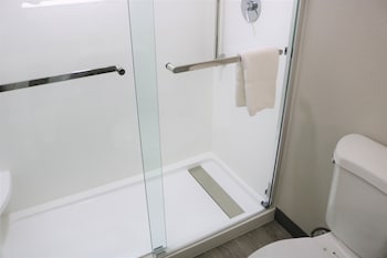 Standard Room, 1 King Bed, Refrigerator & Microwave, Oceanfront (Refrigerator & Microwave)