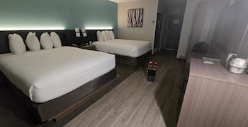 Standard Room, 2 Queen Beds, Accessible, Bathtub