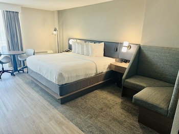 Standard Room, 1 King Bed, Refrigerator & Microwave, Oceanfront (Refrigerator & Microwave)
