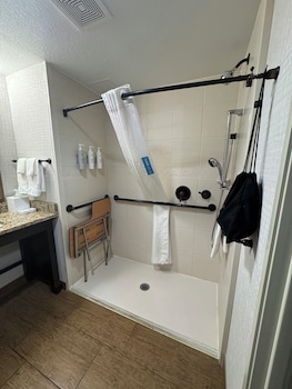 Room, 2 Queen Beds, Accessible (Mobility & Hearing, Roll-in Shower)