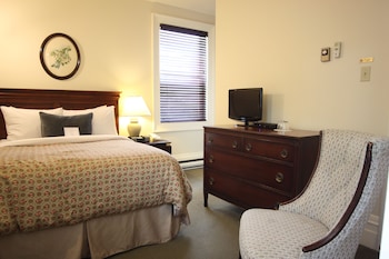 Petite Room – One Double Bed