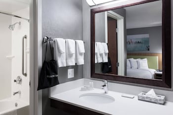 Suite, 1 King Bed with Sofa bed, Hearing Accessible (Accessible Bathtub)