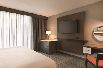 Suite, 1 King Bed, Accessible, Corner (Roll-In Shower)