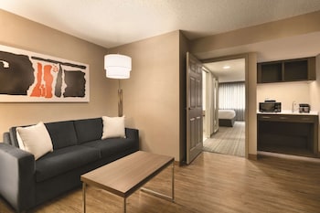 Suite, 1 King Bed, Accessible, Bathtub
