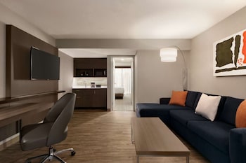 Suite, 1 King Bed, Accessible, Corner (Roll-In Shower)