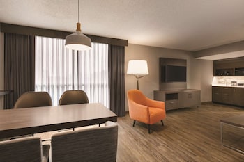 Corner Suite, 1 King Bed, Shower