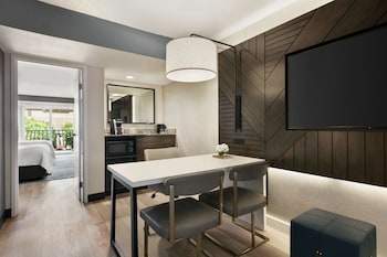 Suite, 2 Queen Beds, City View