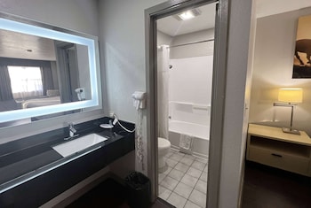 Deluxe Room, 2 Queen Beds, Non Smoking, Refrigerator & Microwave