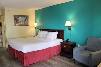 Standard Room, 1 Queen Bed, Smoking, Refrigerator & Microwave