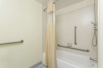 Room, 1 Queen Bed, Accessible, Non Smoking (Mobility/Hearing, Tub w/ Grab Bars)