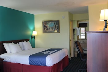 Room, 1 Queen Bed, Accessible, Non Smoking (Mobility/Hearing, Tub w/ Grab Bars)