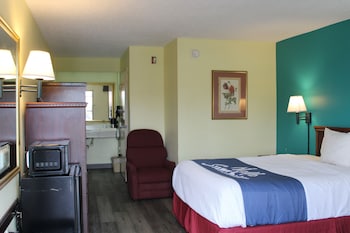 Room, 1 Queen Bed, Accessible, Non Smoking (Mobility/Hearing, Tub w/ Grab Bars)