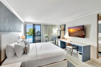 Deluxe Room, 1 King Bed, Ocean View (King Balcony Oceanfront)