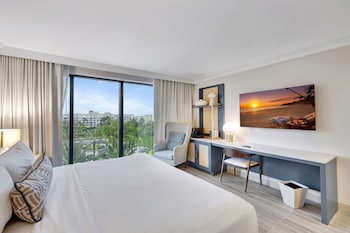 Standard Room, 1 King Bed, Pool View (King Pool View)