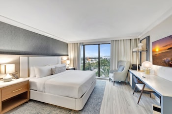 Standard Room, 1 King Bed, Pool View (King Pool View)
