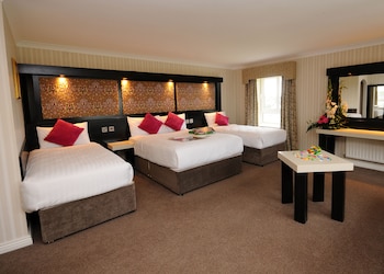 Deluxe Family Suite -Double Bed & 3 Single Beds