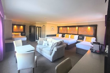 Deluxe Family Suite -Double Bed & 3 Single Beds