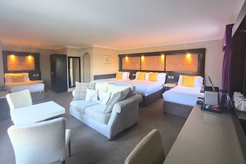 Deluxe Family Suite -Double Bed & 3 Single Beds