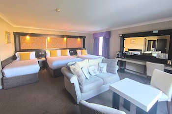 Deluxe Family Suite -Double Bed & 3 Single Beds
