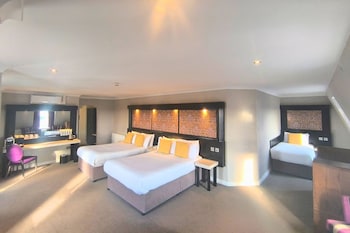 Deluxe Family Suite - 2 Double Beds & 1 Single Bed