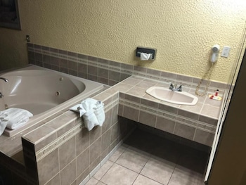 Hot Tub, King Room - Non-Smoking
