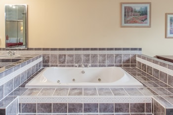 Hot Tub, King Room - Non-Smoking