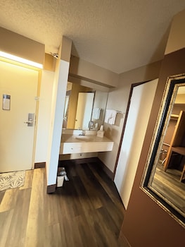 Suite, 1 Queen Bed, Non Smoking (Swift Current)