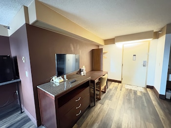 Suite, 1 Queen Bed, Non Smoking (Swift Current)