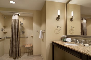 Room, 2 Queen Beds, Accessible (Mobility, Roll-in Shower)