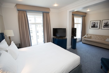 Junior Suite, 1 King Bed (Lounge Access)
