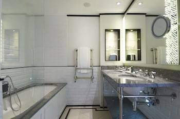 Executive Room, 1 King Bed (Lounge Access)