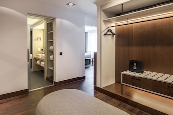 Suite (Le Louise, Garden and City view)