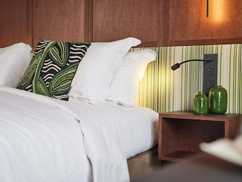 Suite, 1 King Bed, Garden View (Homage)