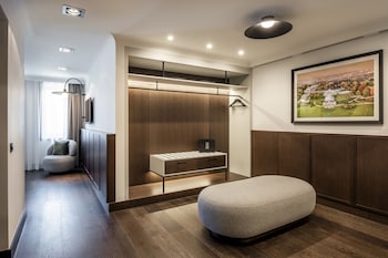 Suite (Le Louise, Garden and City view)