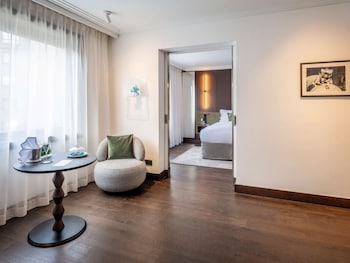 Suite, 1 King Bed, Garden View (Homage Peyo)