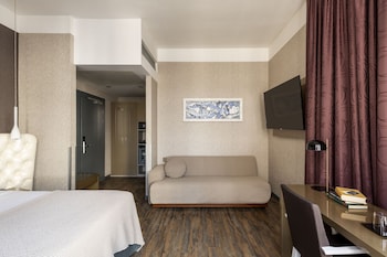 Junior Suite, 1 King Bed, Jetted Tub