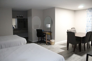 Suite, 2 Queen Beds, Non Smoking