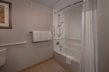 Room, 2 Queen Beds, Accessible (Mobility Tub)