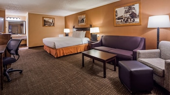 Standard Room, 1 King Bed, Non Smoking, Refrigerator & Microwave
