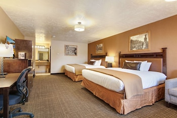 Suite, Multiple Beds, Refrigerator & Microwave, Courtyard View