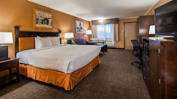 Standard Room, 1 King Bed, Non Smoking, Refrigerator & Microwave