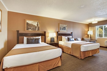 Suite, Multiple Beds, Refrigerator & Microwave, Courtyard View