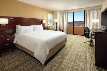 Room, 1 King Bed, Balcony (Corner)