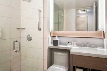 Room, 1 King Bed (Hearing Accessible)