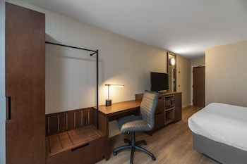 Room, 2 Queen Beds, Non Smoking, Ground Floor, No Pets