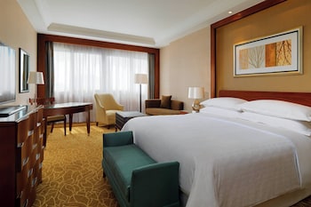 Deluxe Guest room, 1 King, Pool & City view, Balcony