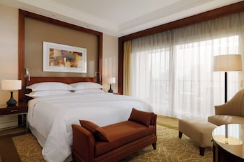 Club Suite, 1 King Bed, Pool View (Corner Suite, Lounge access)