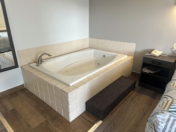 Deluxe Room, 1 King Bed, Non Smoking, Hot Tub
